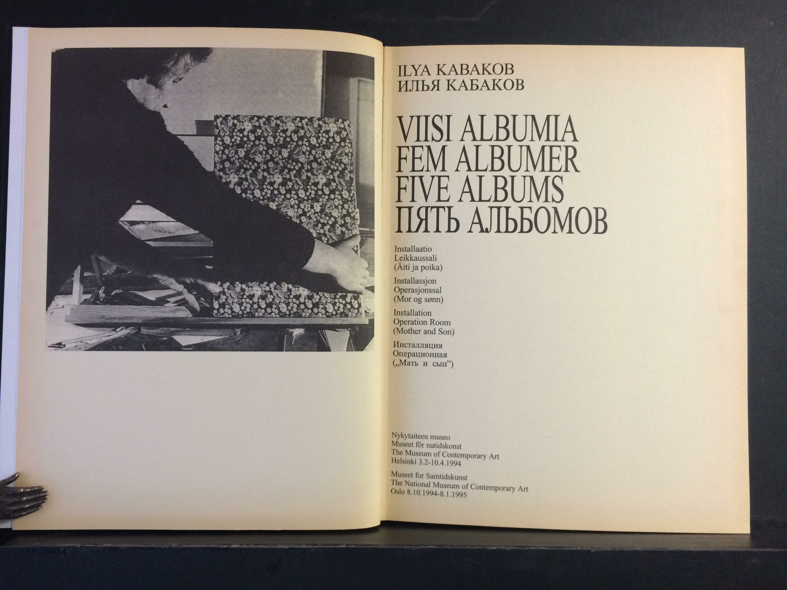 Kabakov, Ilya: Viisi albumia. Installaatio, Leikkaussali (Äiti ja poika) - Image 2